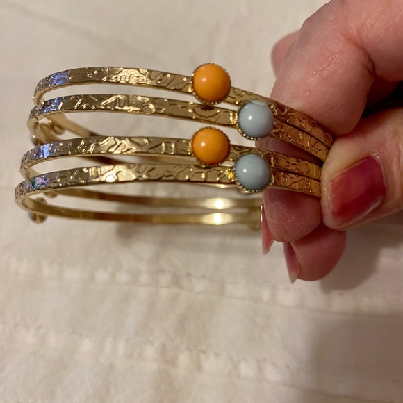 Pretty set of 4 Bangles with colored beads. - Picture 6 of 9